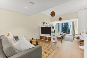 Waves - Modern Studio with Stunning Lake Views in JLT